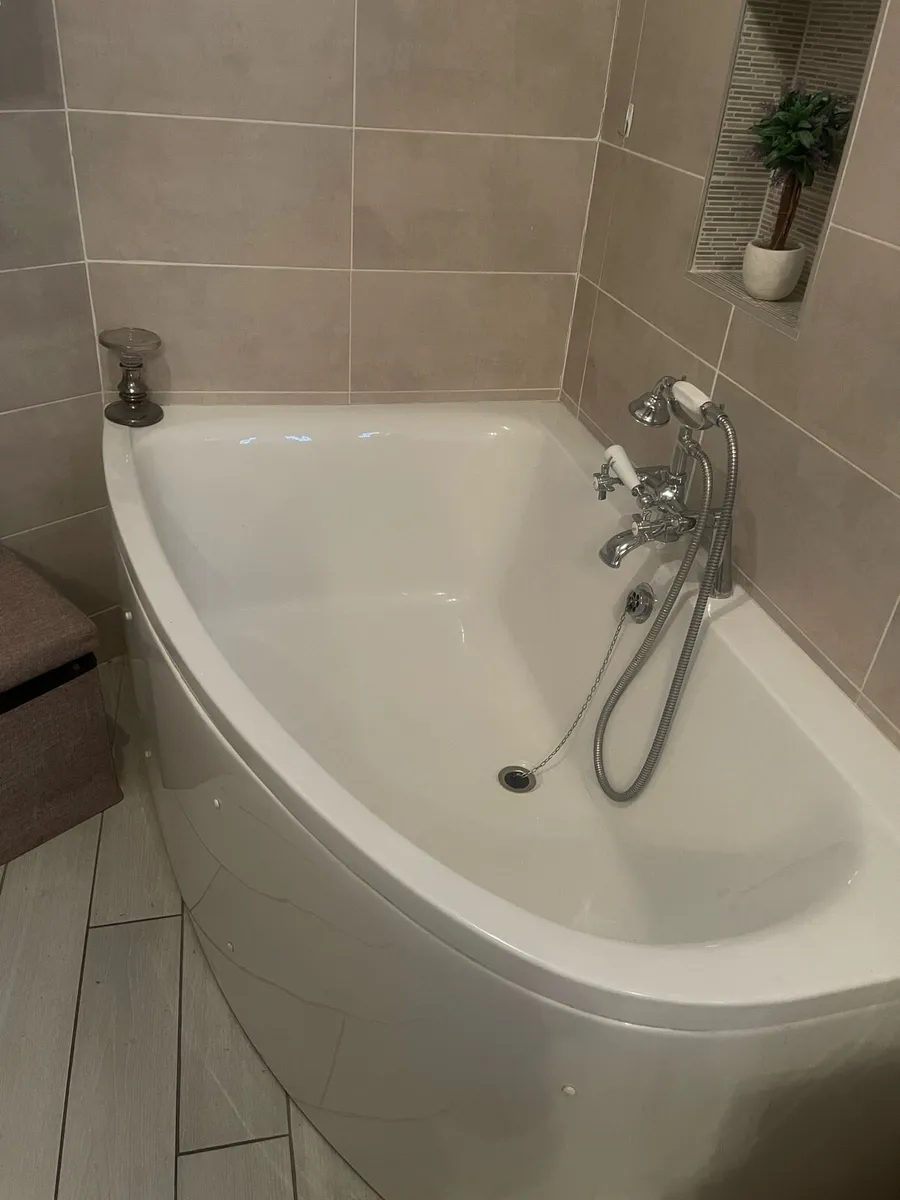 Bath and taps - Image 3