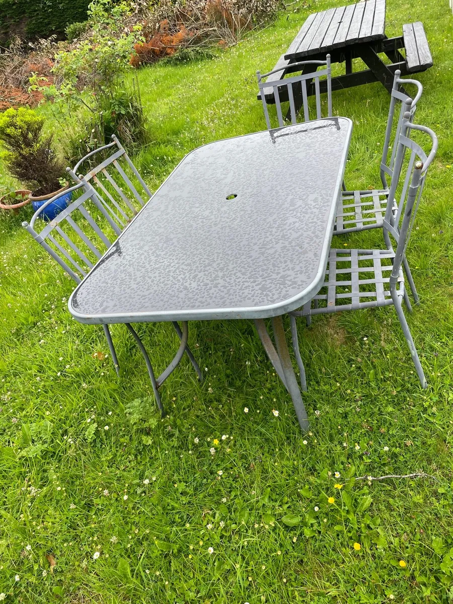 Garden table and 5 chairs set €100 - Image 1