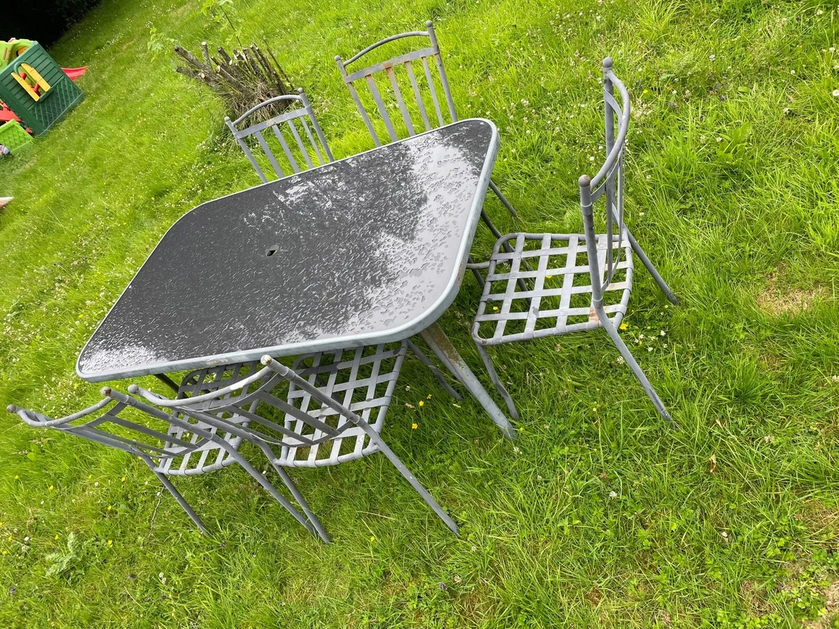 Garden table and 5 chairs set €100 - Image 2