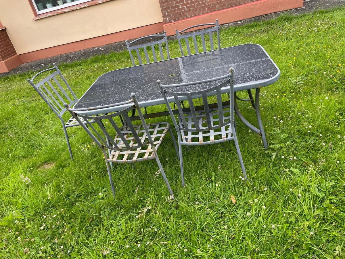 Garden table and 5 chairs set €100 - Image 3