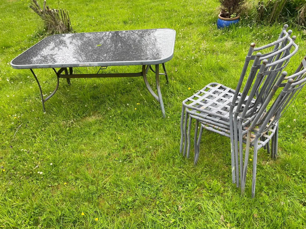 Garden table and 5 chairs set €100 - Image 4