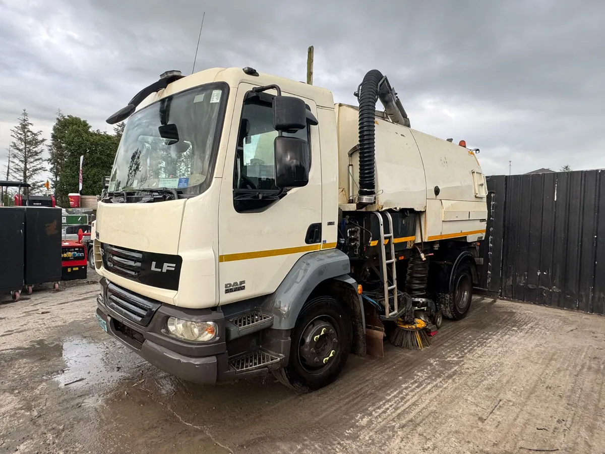 Daf LF Johnston Sweeper - Image 2