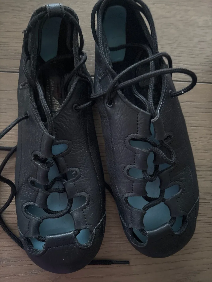 Hullachan soft shoes size 5W