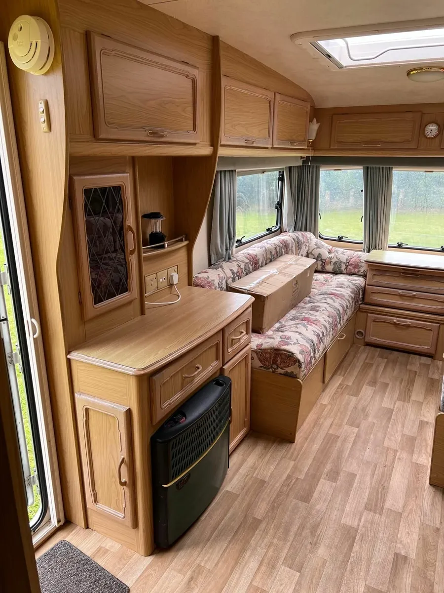 Lunar LX 2000 462 caravan - Image 4
