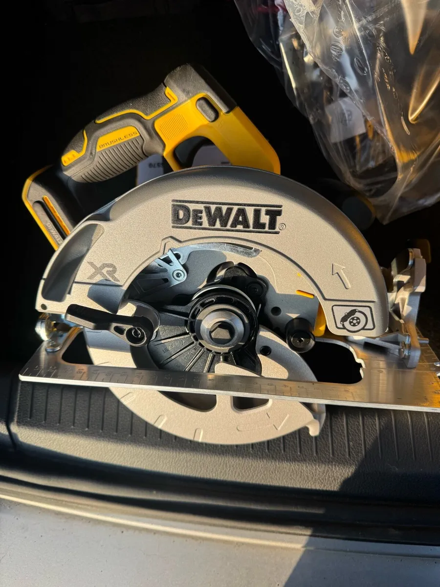 Dewalt skill saw - Image 2