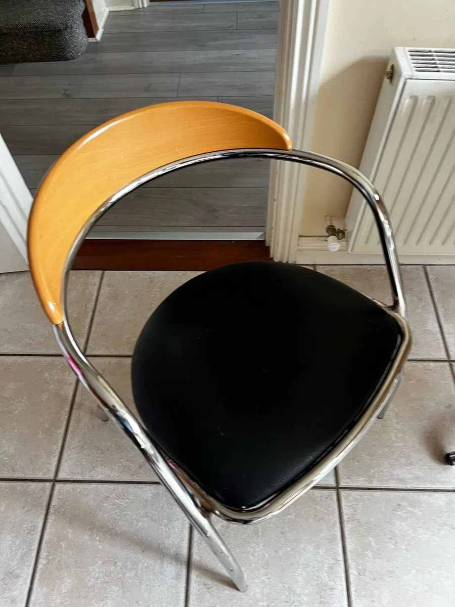 Table and chairs - Image 1