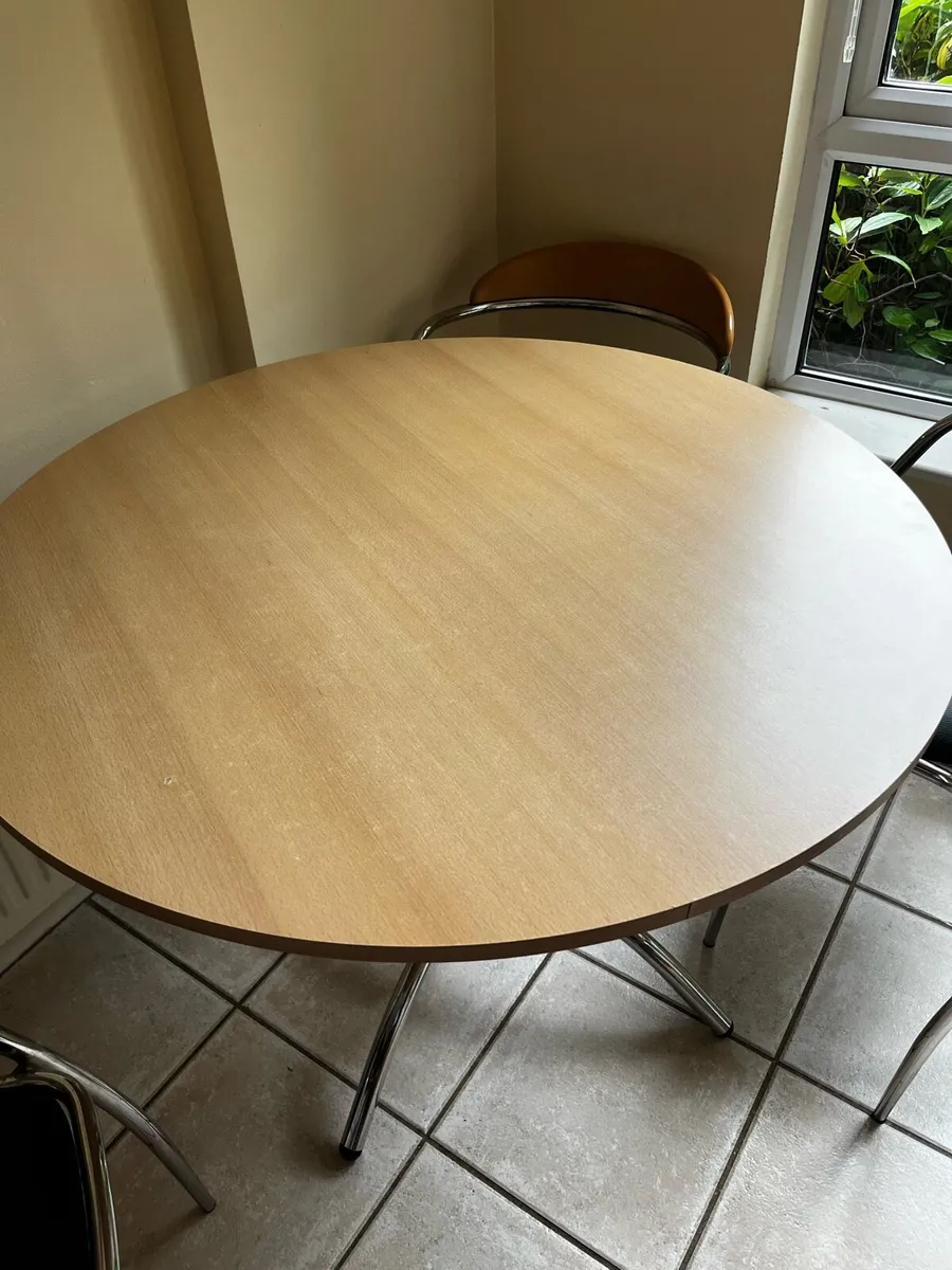 Table and chairs - Image 2