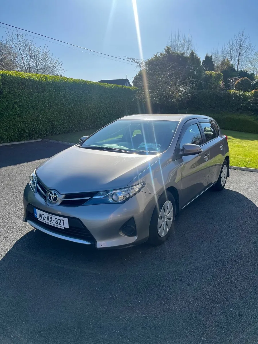 Toyota Auris 2014 - Image 2