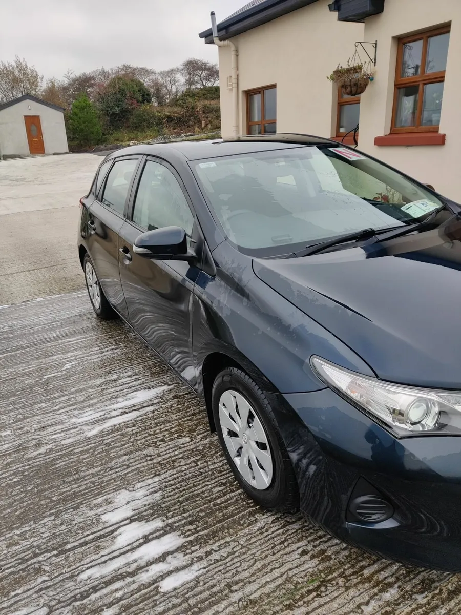 Toyota Auris 2013 - Image 2