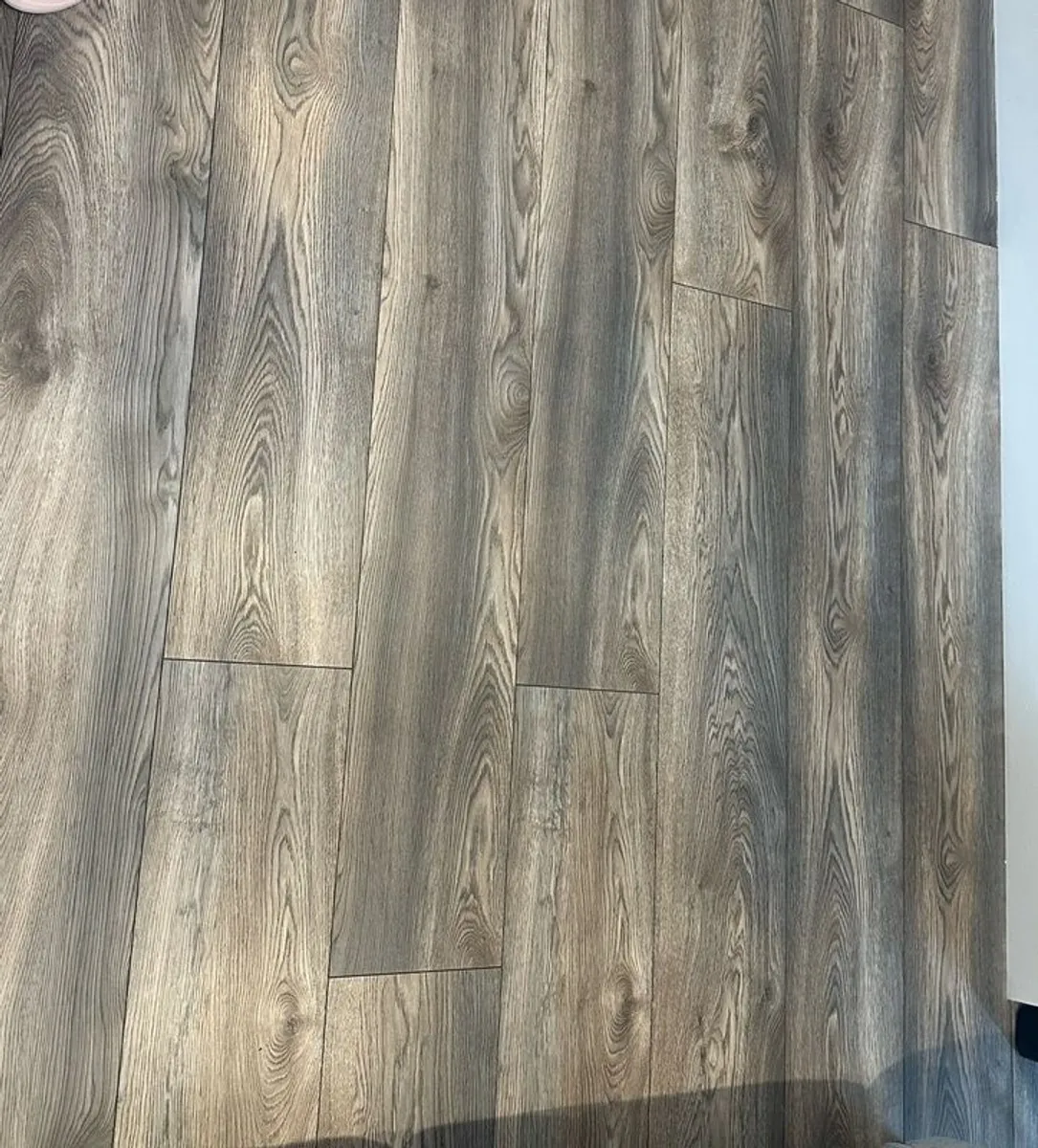 laminate flooring - Image 1
