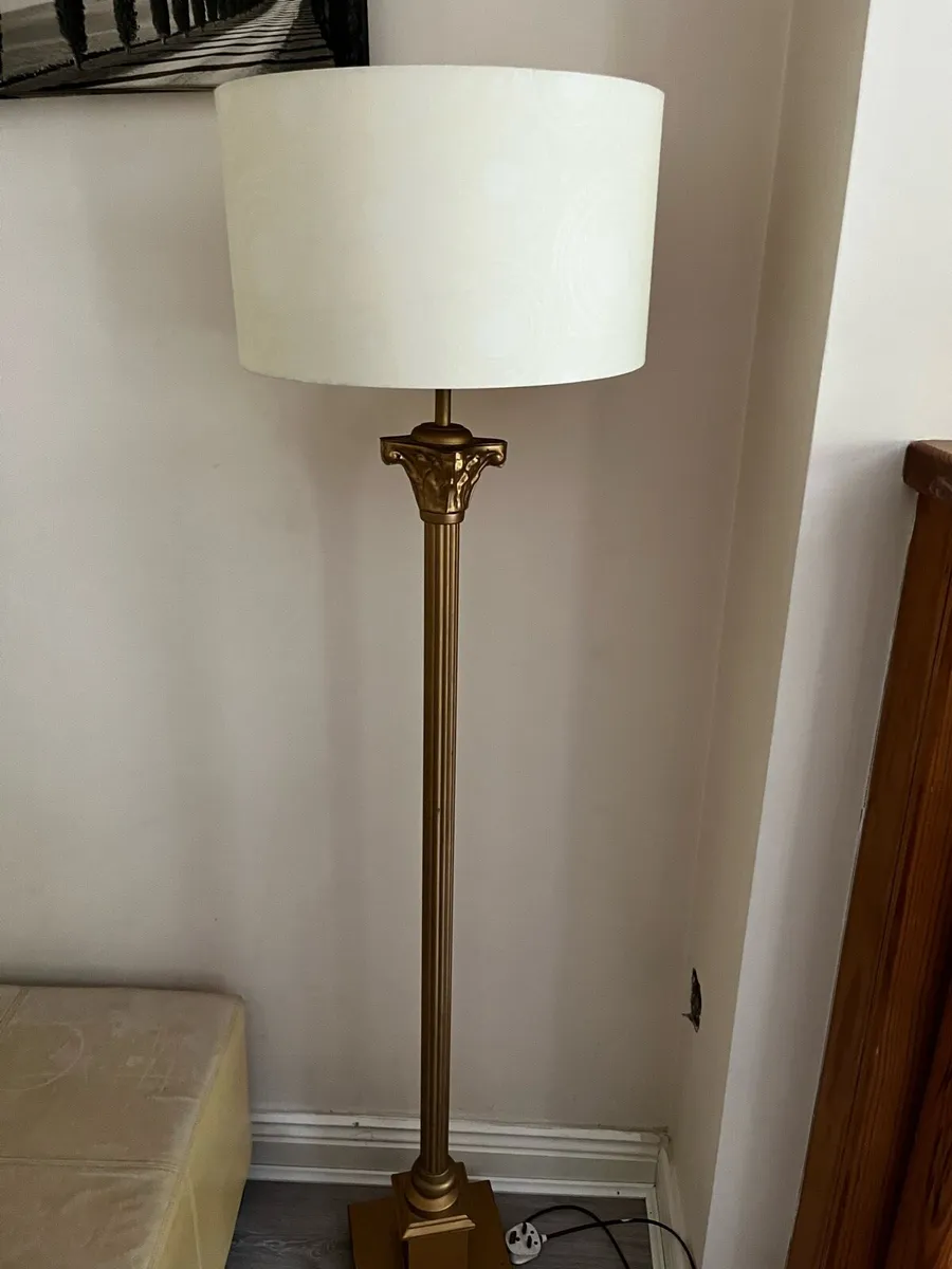 Free standing lamp
