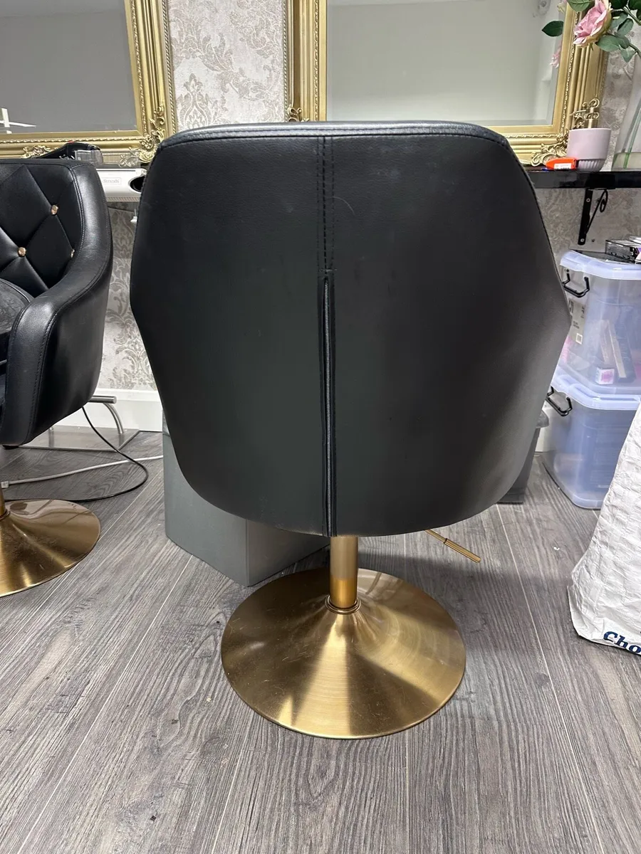 Black chair - Image 2
