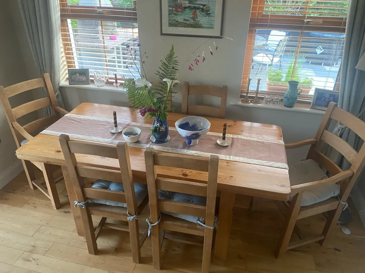 Table and chairs - Image 1