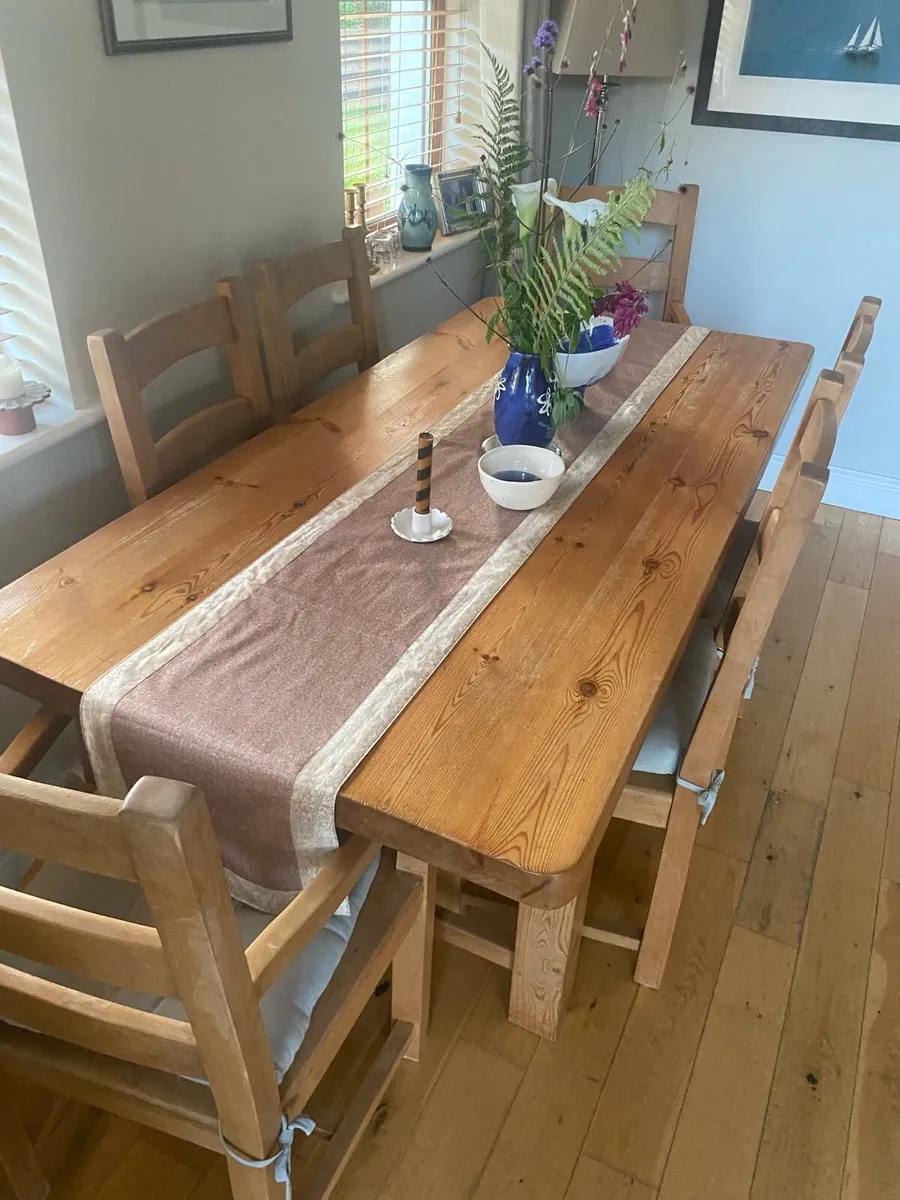 Table and chairs - Image 2