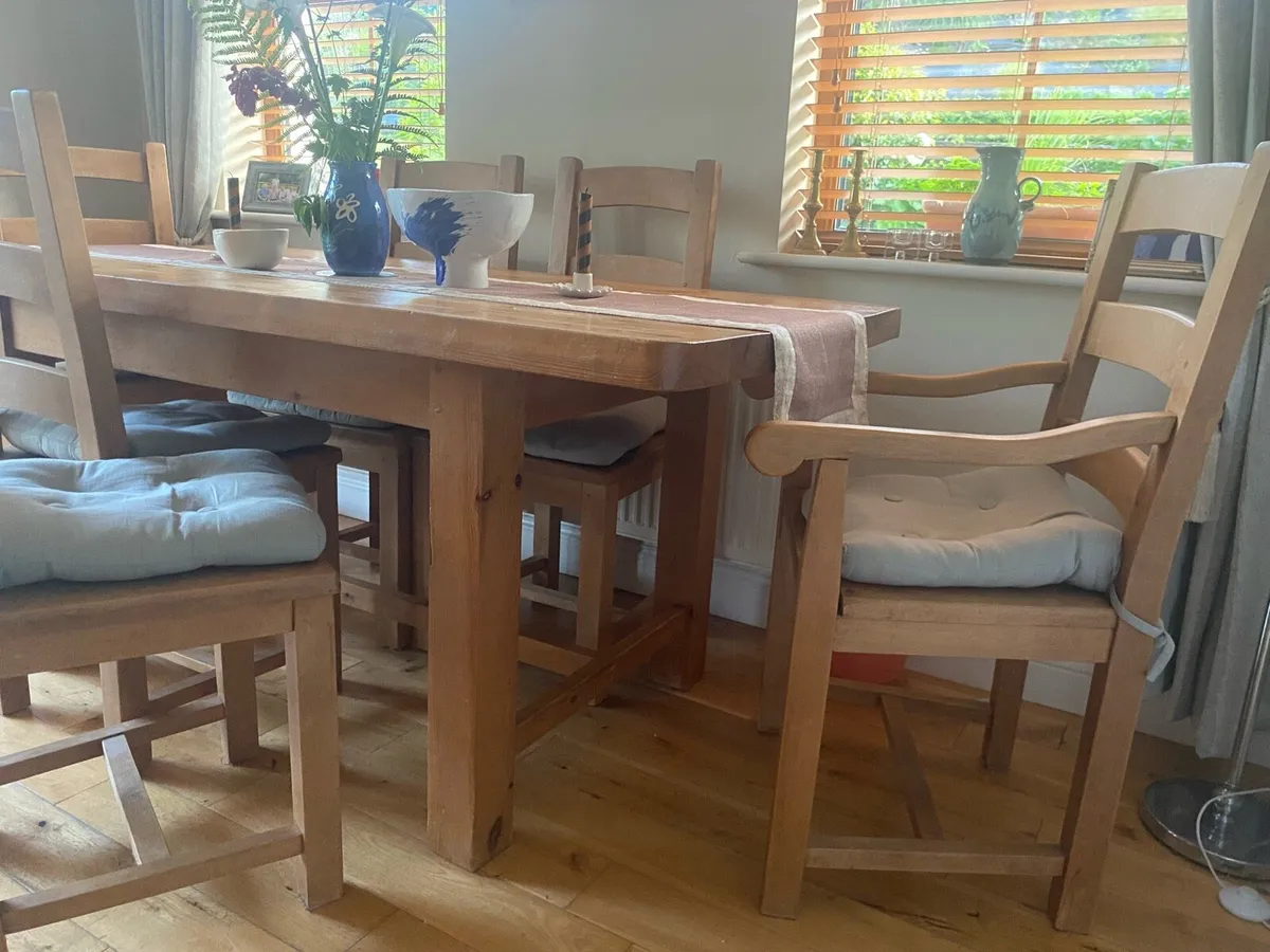 Table and chairs - Image 3