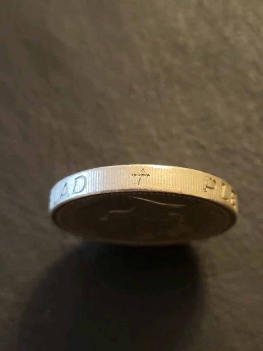 RARE,  ERROR 1985 ENGLISH POUND COIN - Image 3
