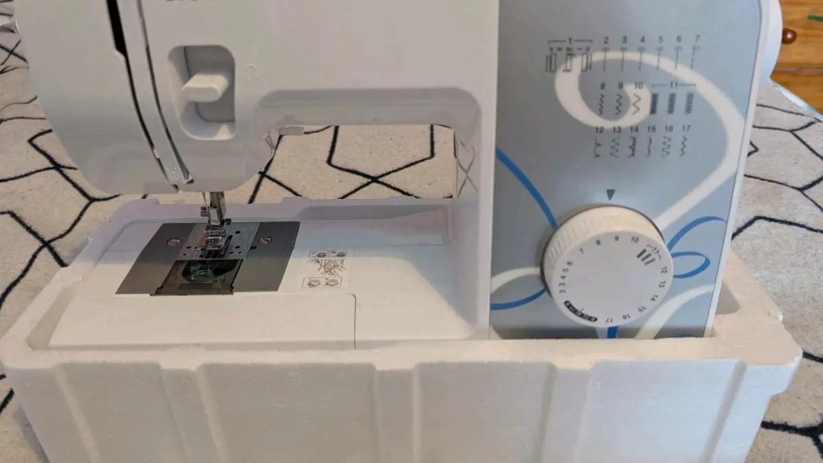 Brother AE1700 Sewing machine new - Image 4