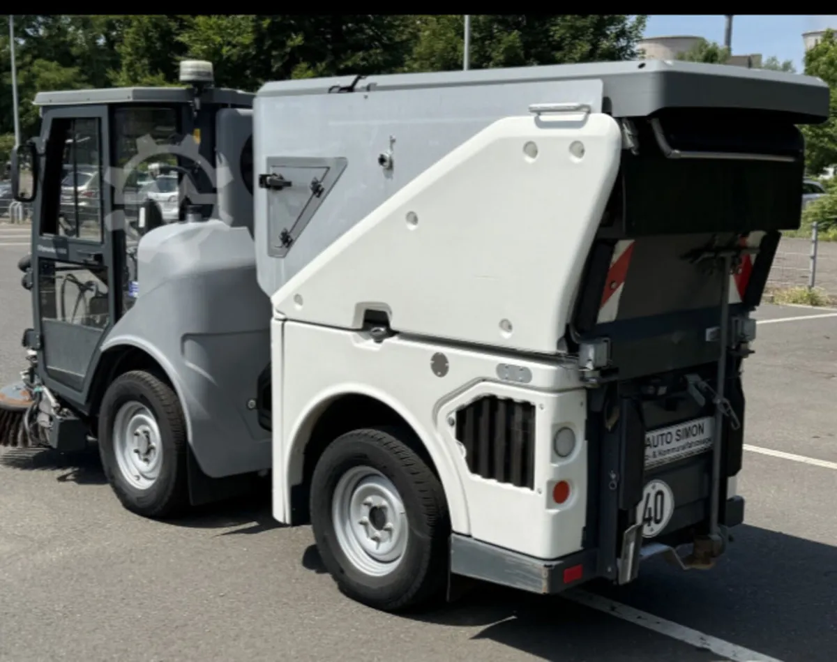 Road sweeper - Image 2