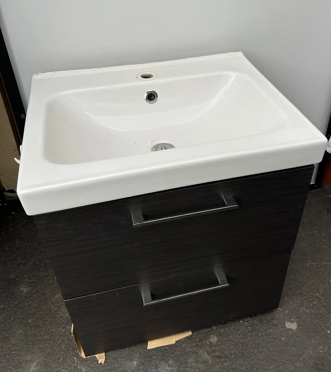 vanity units & sink - Image 1