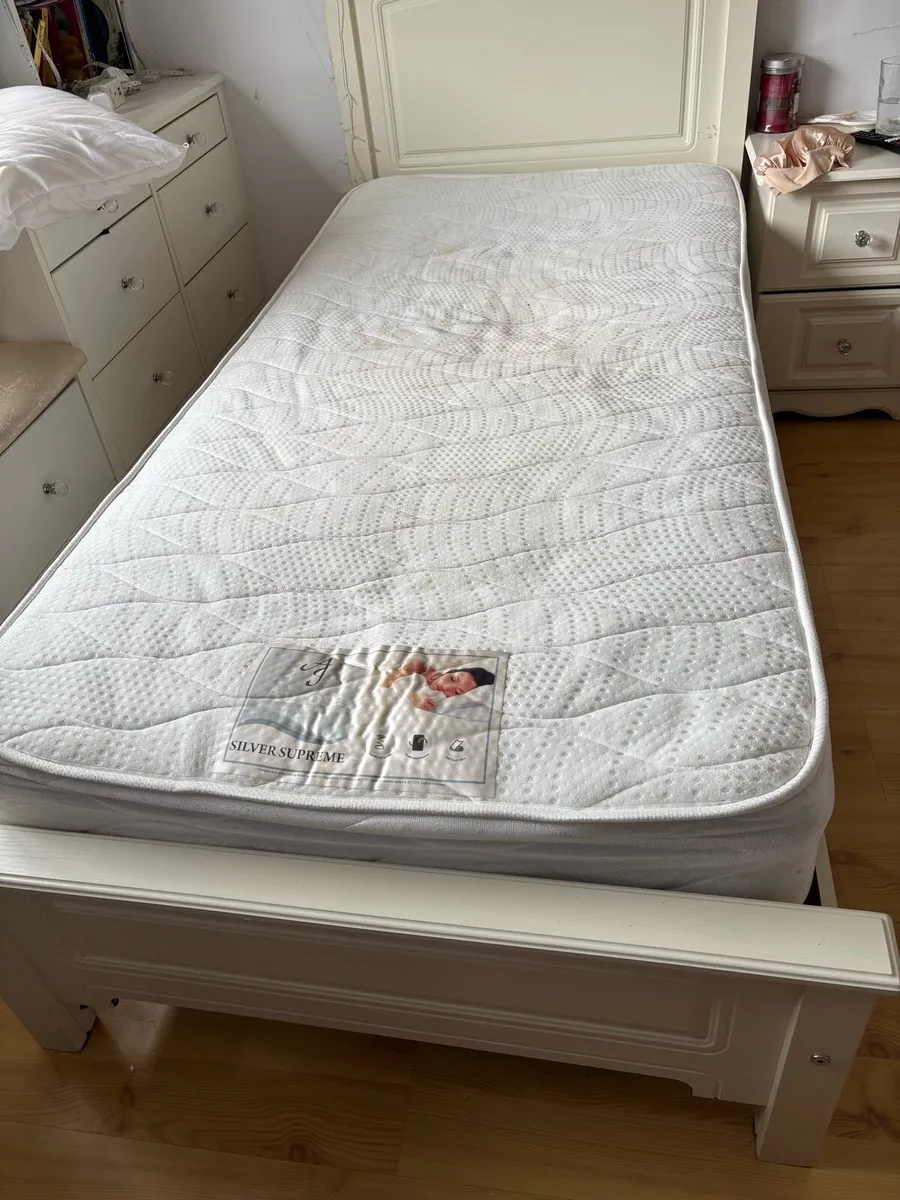 Single bed - Image 1