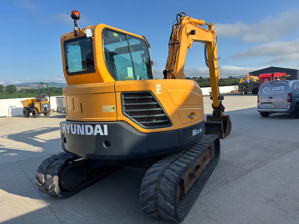 Hyundai 8 ton year is 2015 - Image 1