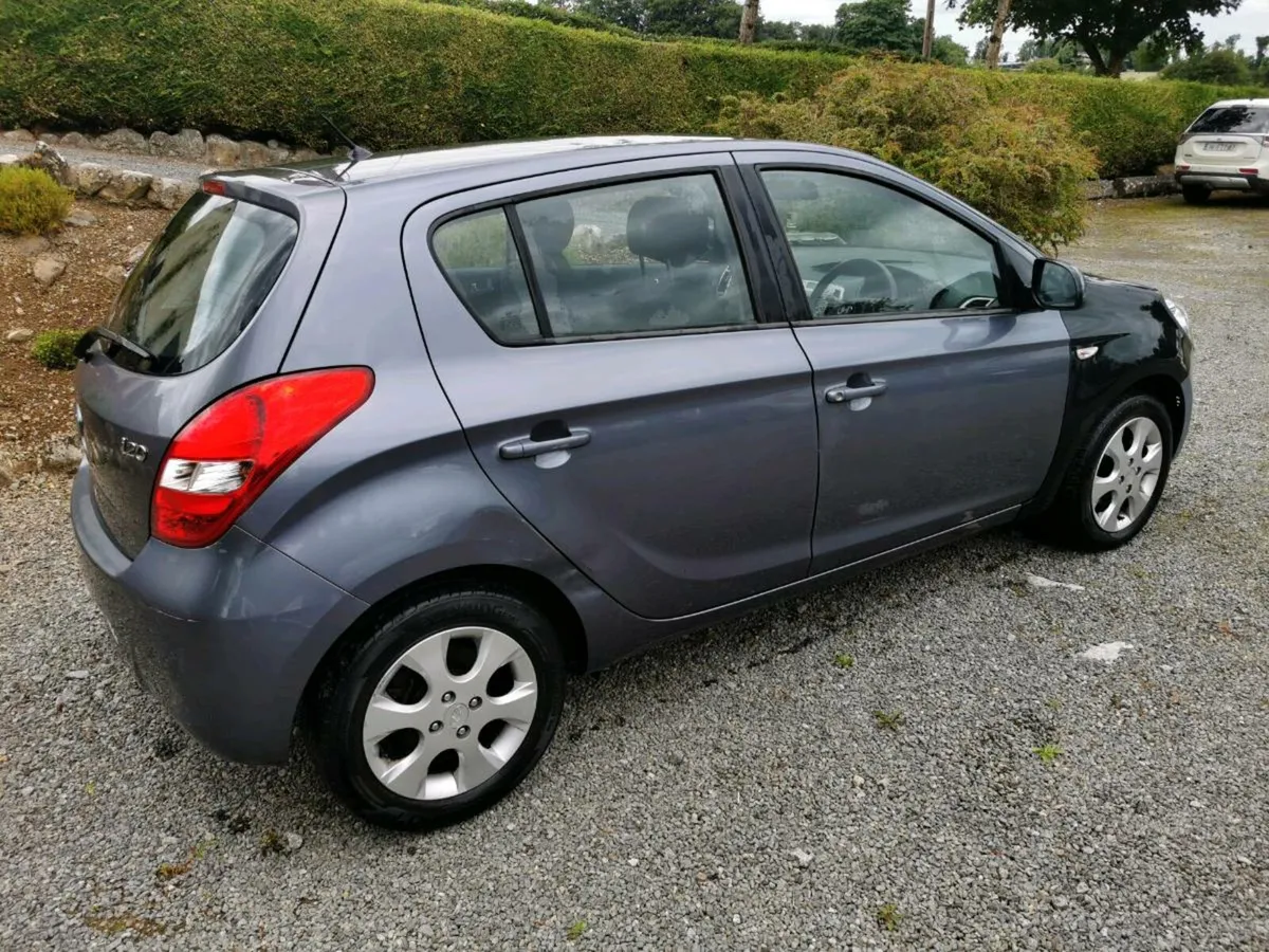 11 Hyundai i20 - Image 3