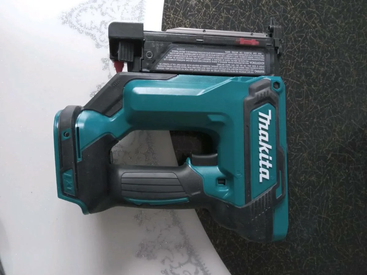 Makita nail pin gun - Image 1