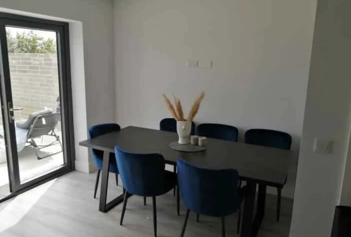 Dinning table + 6 velvet chairs - Image 1