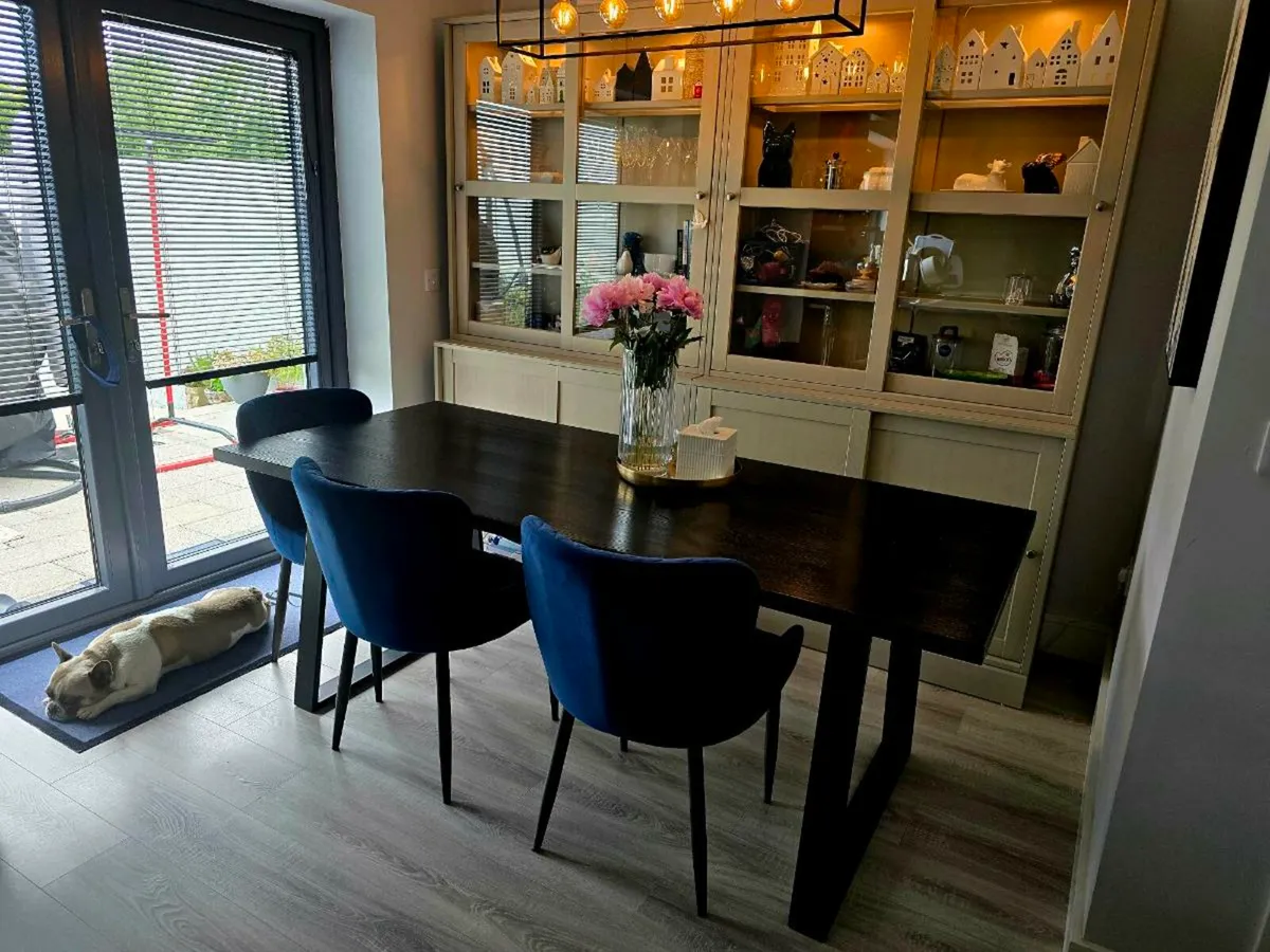 Dinning table + 6 velvet chairs - Image 4