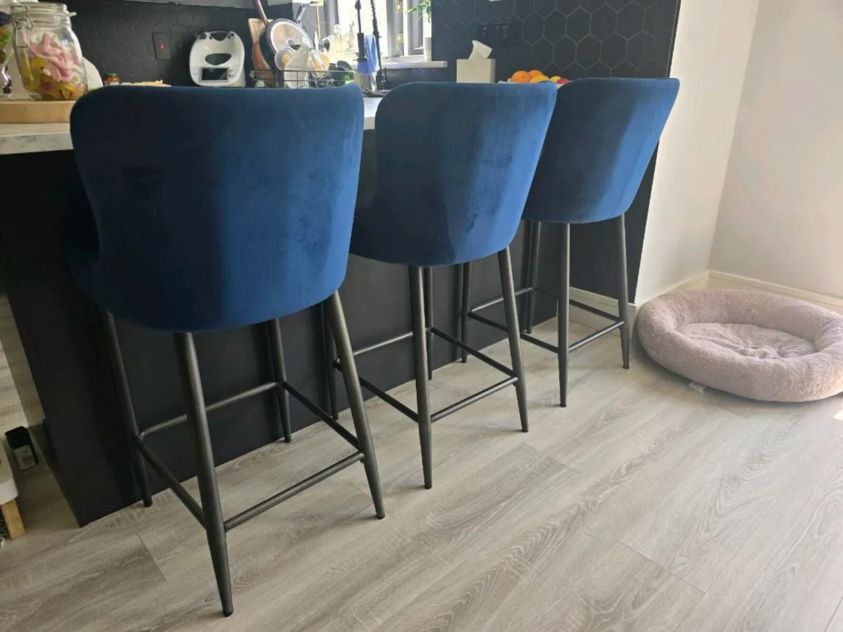 EZliving 3 Ottowa blue velvet bar stools - Image 2