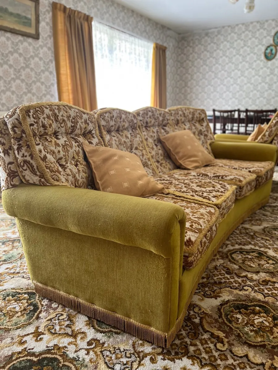Suite of furniture - Image 1