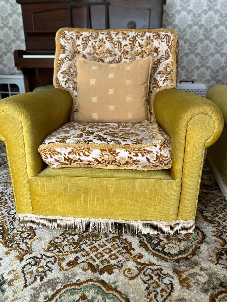 Suite of furniture - Image 2
