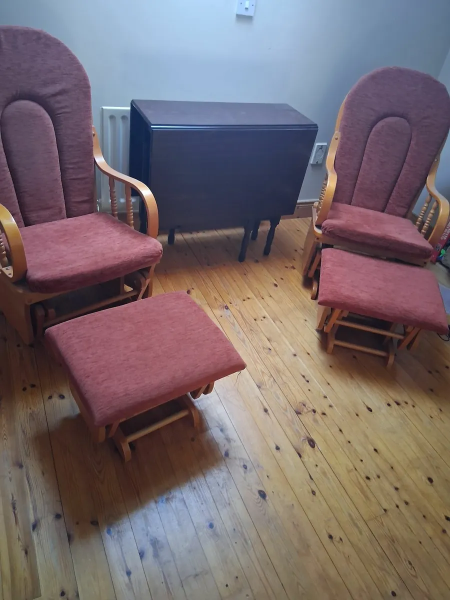 Rocking chairs with footstools - Image 1
