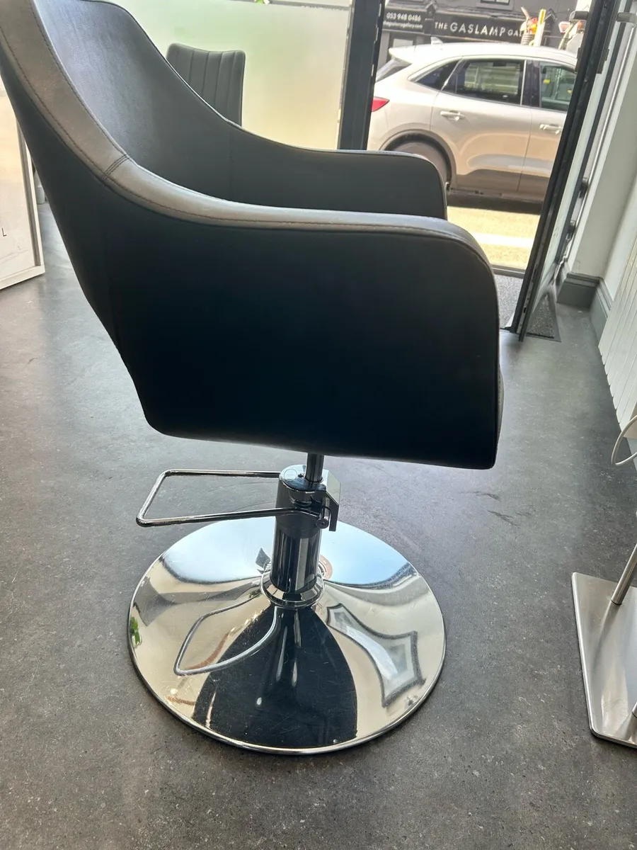 Salon chair and matching foot rest - Image 2