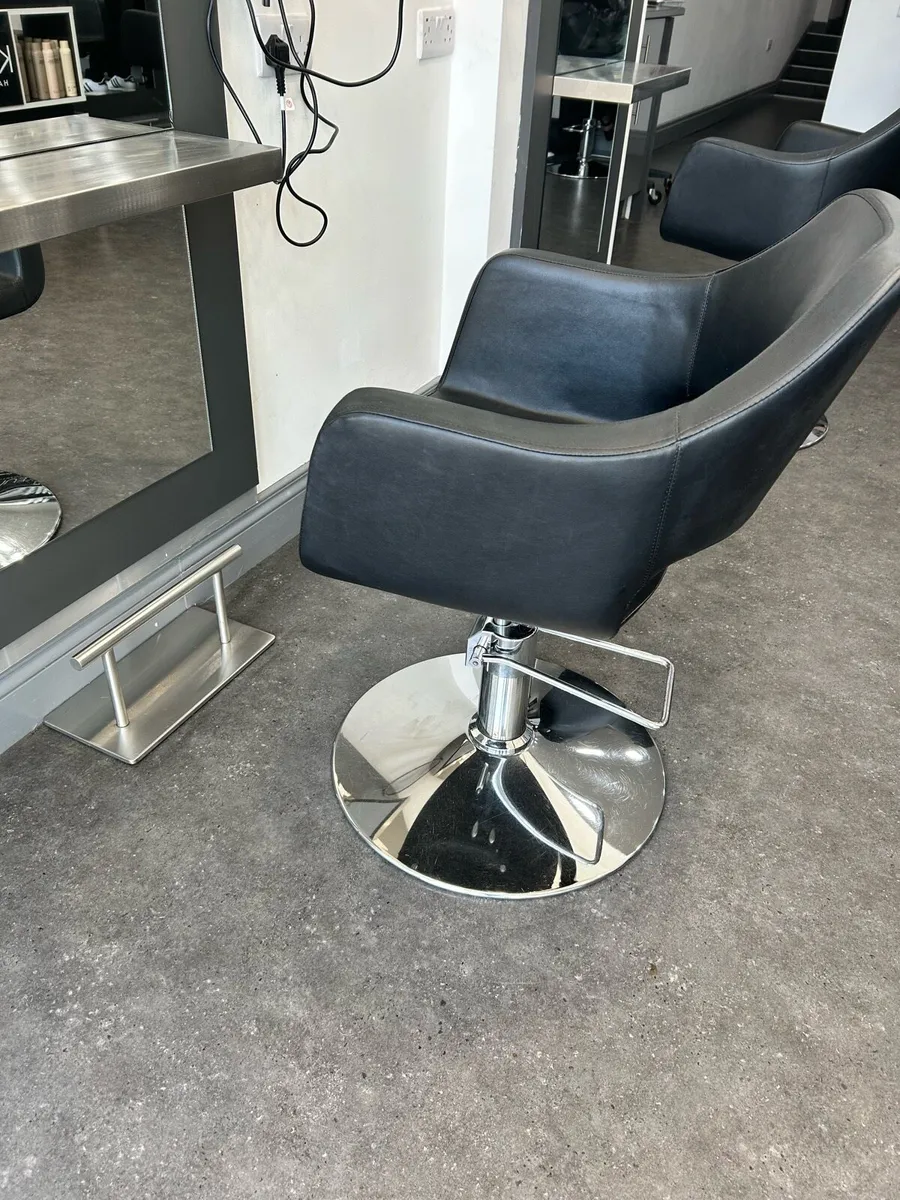 Salon chair and matching foot rest - Image 3