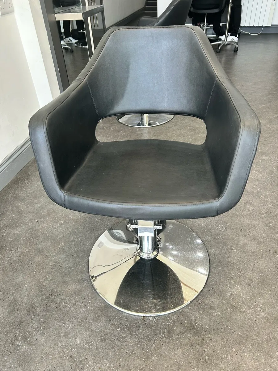 Salon chair and matching foot rest - Image 1