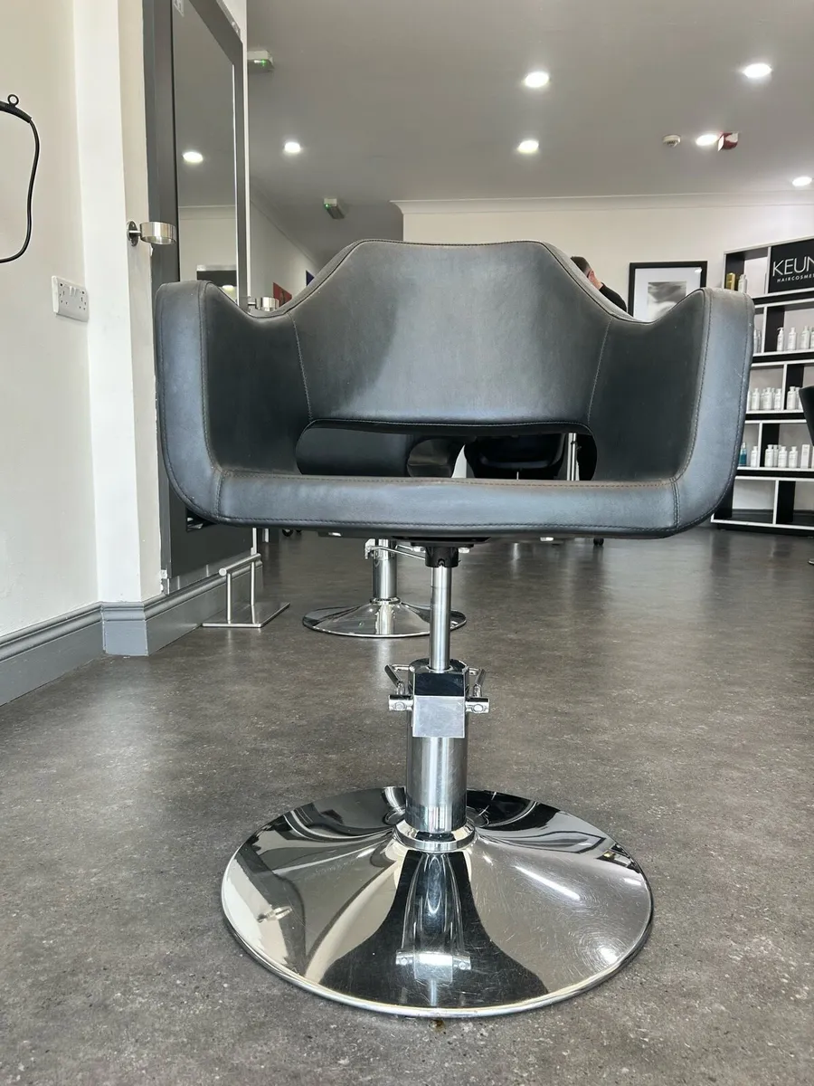 Salon chair and matching foot rest - Image 4