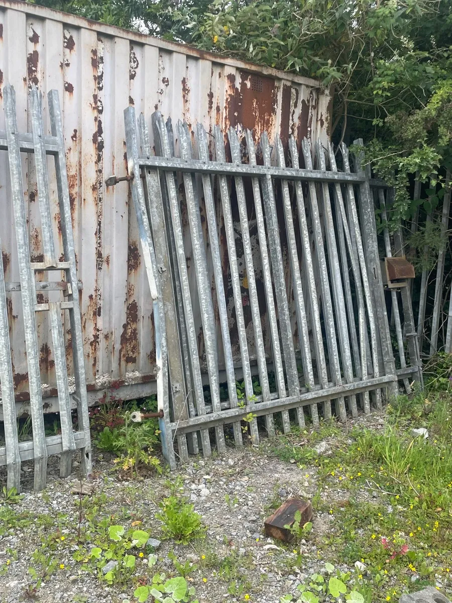 Palisade fencing and gates - Image 2