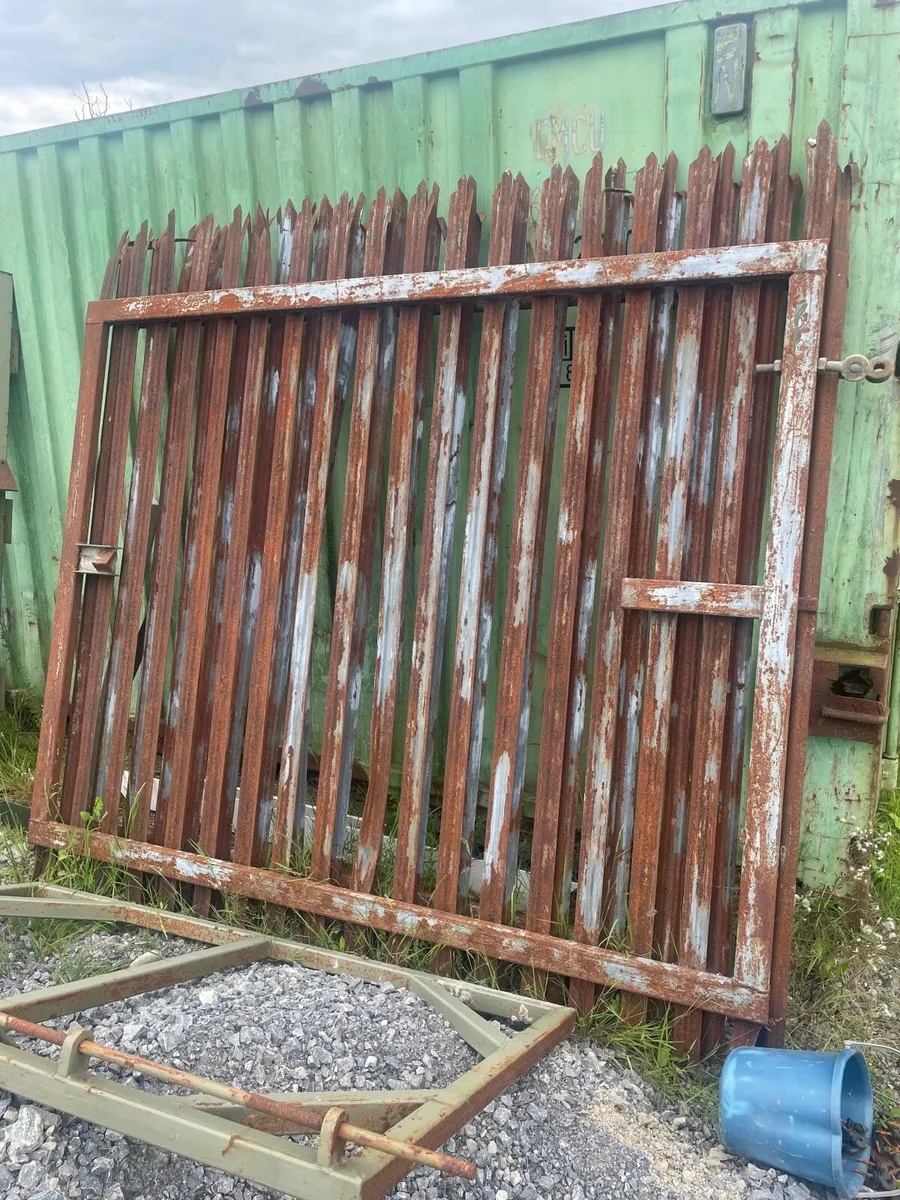 Palisade fencing and gates - Image 3