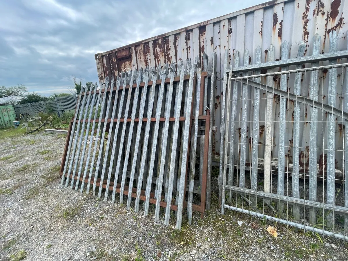 Palisade fencing and gates - Image 4