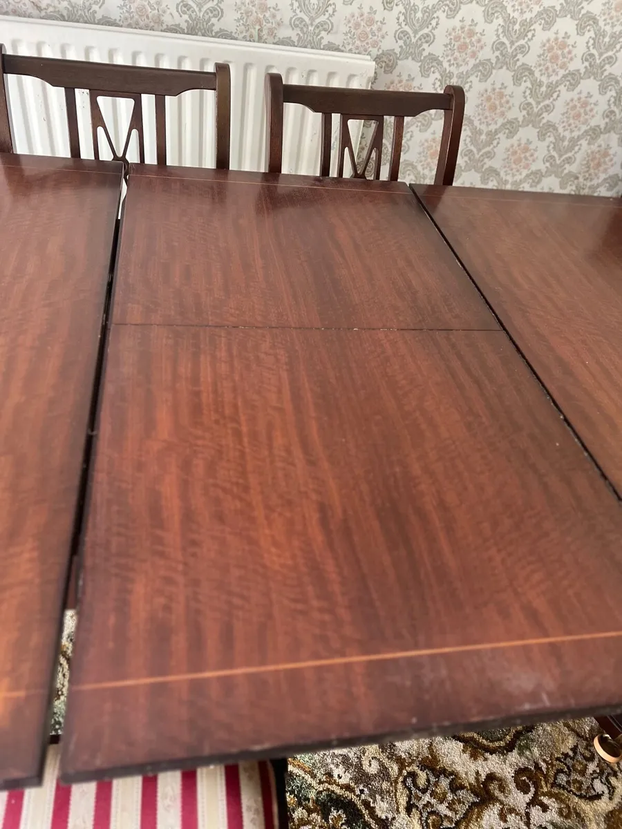 Extendable table and chairs - Image 2