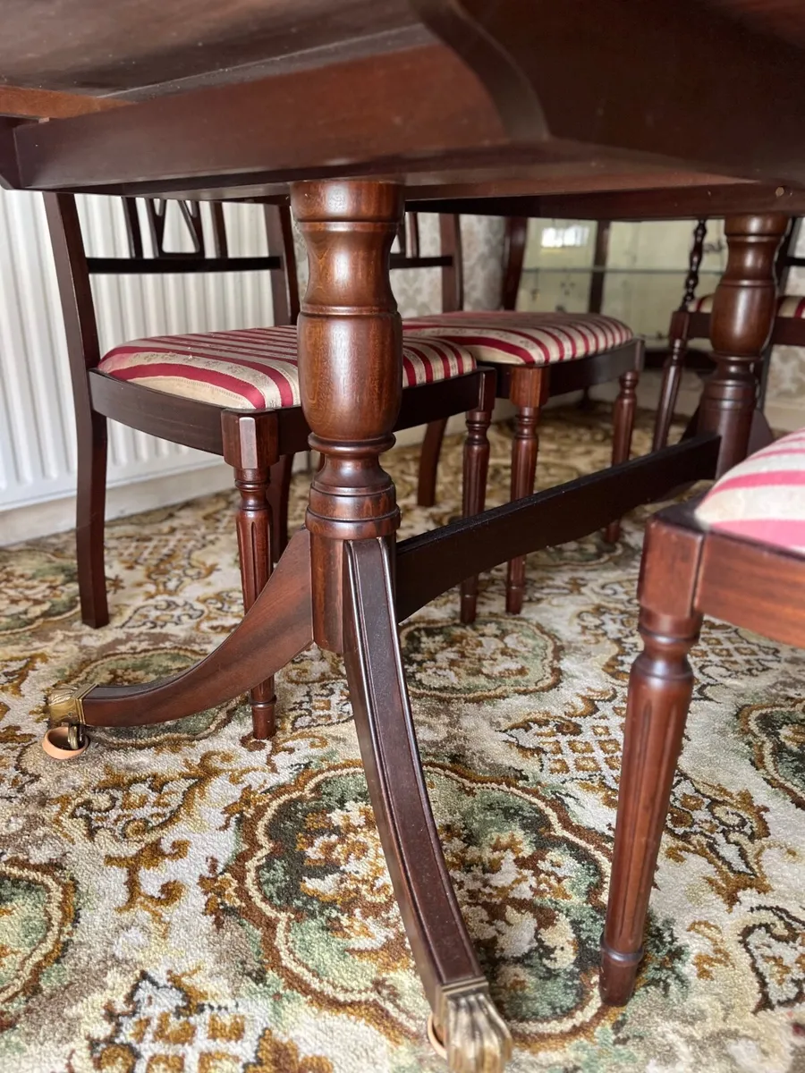 Extendable table and chairs - Image 3