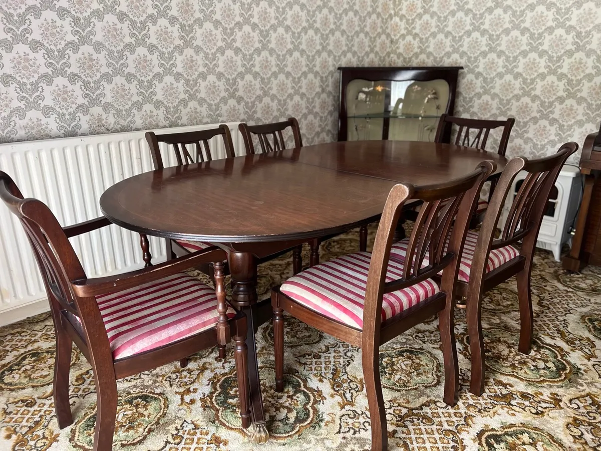 Extendable table and chairs - Image 1