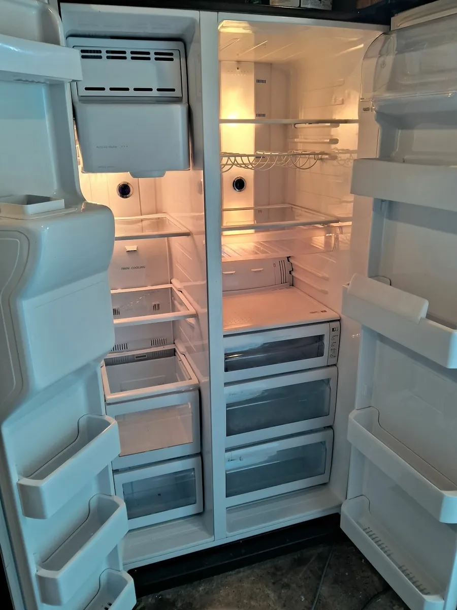 SAMSUNG AMERICAN FRIDGE AND FREEZER - Image 3