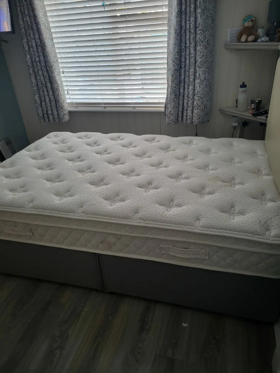 Brand new 
Mayfair 4' mattress with base paid €700 - Image 1
