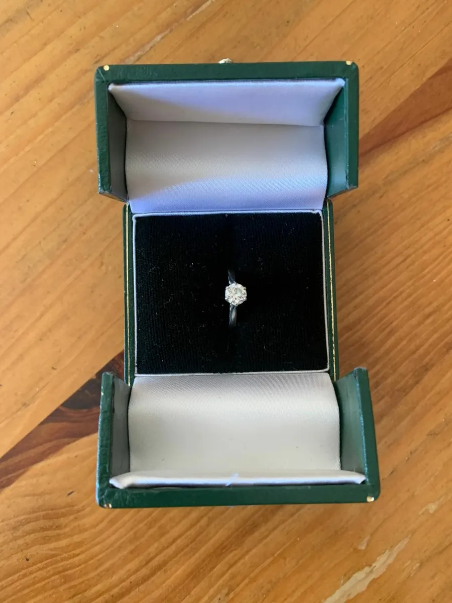 1 x 18ct White Gold Diamond Solitaire Ring - Image 2