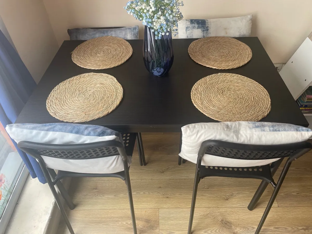 Table and chairs - Image 1