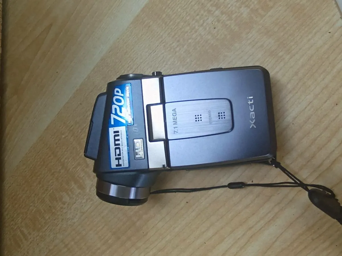 Sanyo Xacti camcorder - Image 1