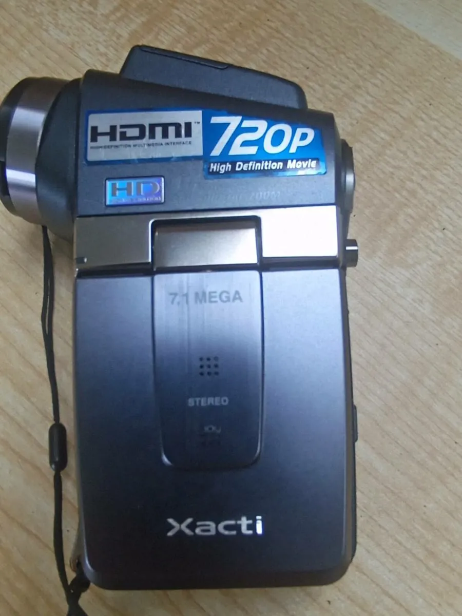 Sanyo Xacti camcorder - Image 2
