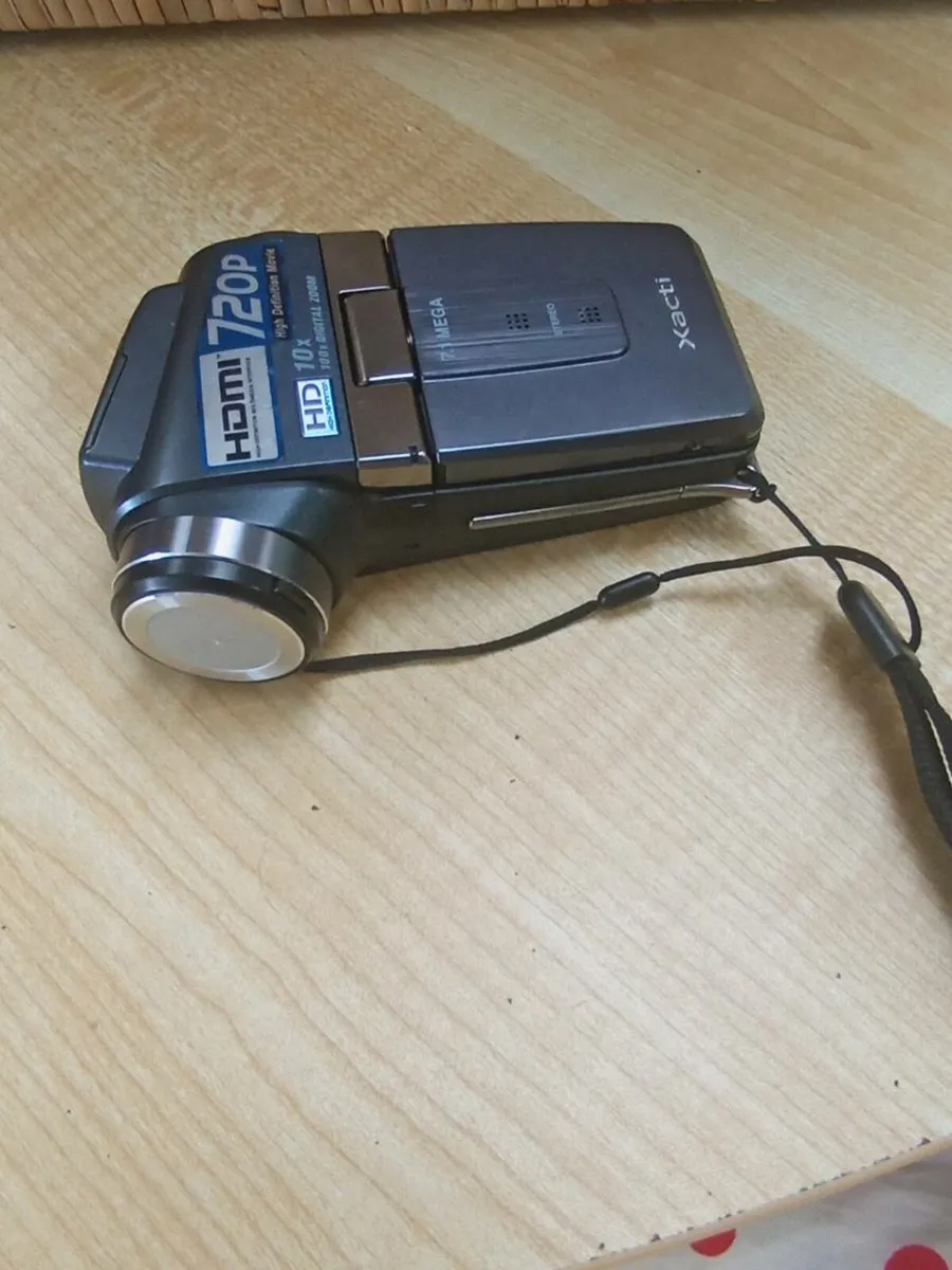 Sanyo Xacti camcorder - Image 3